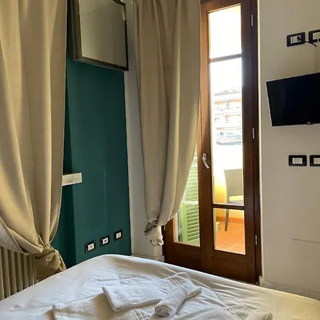 Mistral Holidays - Spaziosa Con Letto Francese E Balcone A 500 Mt Dal Mare 3* Марина-ди-Каррара