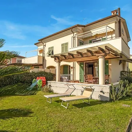 Mistral Holidays - Spaziosa Con Letto Francese E Balcone A 500 Mt Dal Mare Марина-ди-Каррара